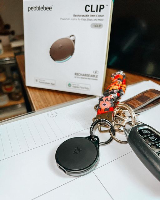 Pebblebee Clip Review: Apple-Like Tracker With Find My, Rechargeable battery, LEDs & a loophole for ($29)